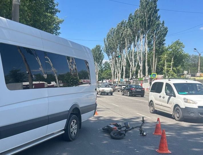 В оккупированном Мелитополе водитель микроавтобуса отправил двух подростков в больницу
