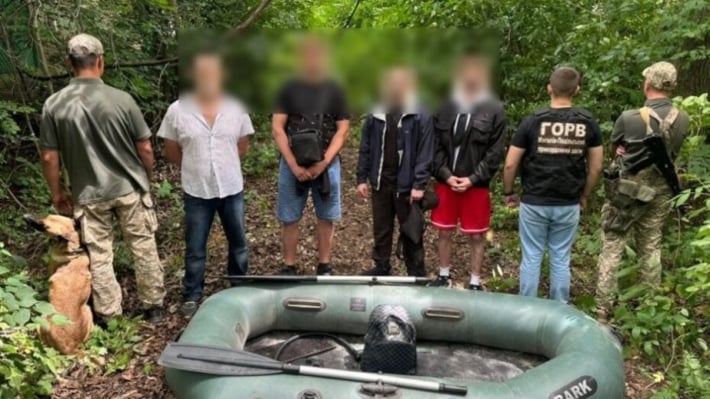 23 тысячи долларов за лодку: пограничники задержали группу беглецов из Запорожья