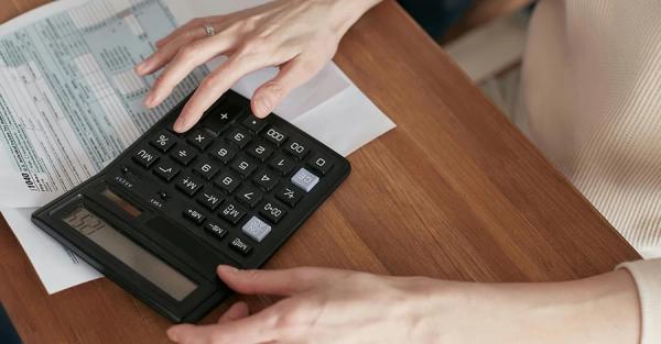 Нові тарифи, виплати до Дня Незалежності та повернення штрафів для ФОПів: всі новини серпня