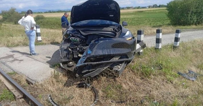 Водитель Tesla въехал в поезд на переезде: в "Укрзализныце" потроллили "нарушителя" ПДД