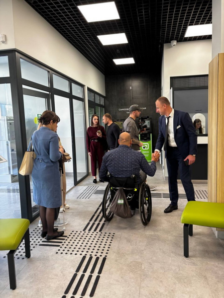 У Вінниці відкрили безбар’єрне відділення банку У Вінниці відкрили безбар’єрне відділення банку