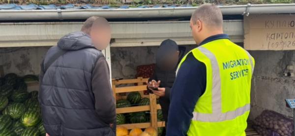 У Вінниці перевіряли мігрантів на базарі, виявили двох порушників У Вінниці перевіряли мігрантів на базарі, виявили двох порушників