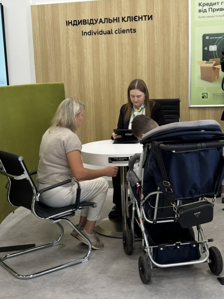 У Вінниці відкрили безбар’єрне відділення банку У Вінниці відкрили безбар’єрне відділення банку