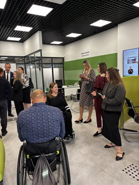 У Вінниці відкрили безбар’єрне відділення банку У Вінниці відкрили безбар’єрне відділення банку