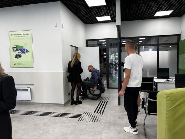 У Вінниці відкрили безбар’єрне відділення банку У Вінниці відкрили безбар’єрне відділення банку
