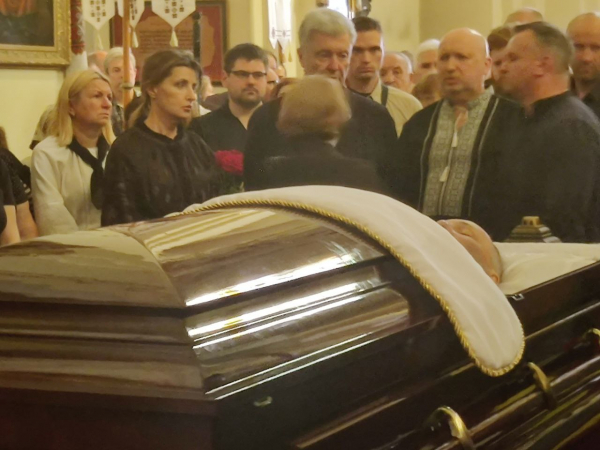 Попрощатися з Парубієм у Львові прийшли Порошенко, Луценко та Турчинов