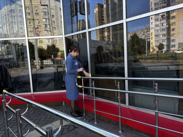 У Вінниці відкрили безбар’єрне відділення банку У Вінниці відкрили безбар’єрне відділення банку
