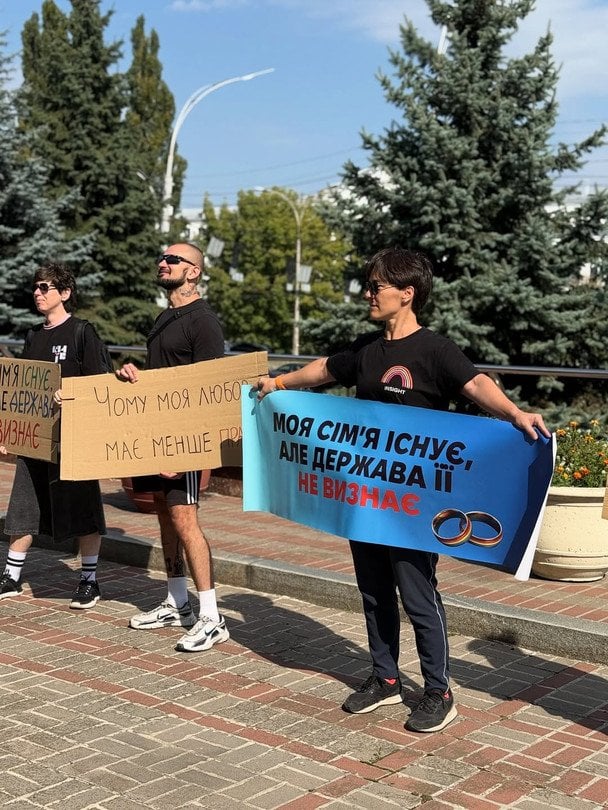 Апеляційний суд відхилив скаргу, залишивши в силі рішення Деснянського районного суду, який першим в Україні зафіксував факт спільного проживання двох чоловіків як сім’ї та визнав наявність шлюбних відносин між ними.