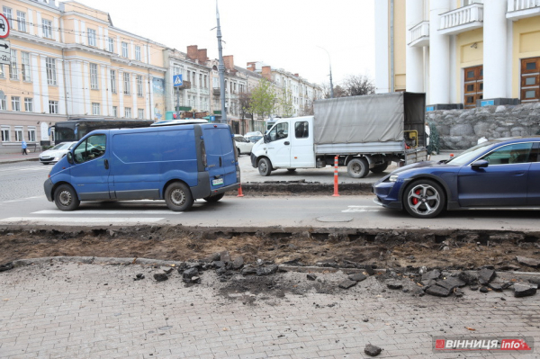 У центрі Вінниці біля облради звужують пішохідний перехід