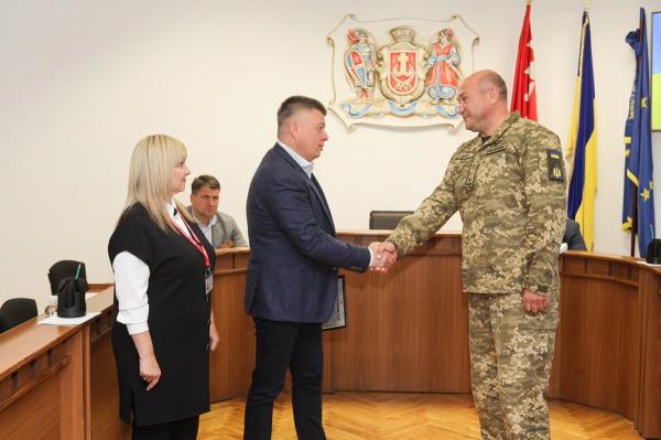 Ветерану війни з Вінниці вручили сертифікат на придбання авто Ветерану війни з Вінниці вручили сертифікат на придбання авто