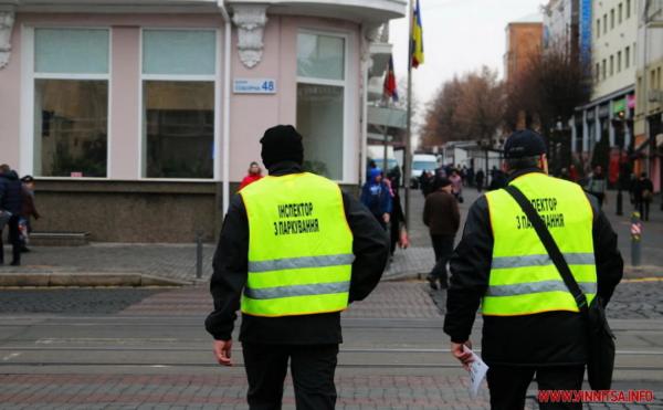 Водію, який у Вінниці вдарив інспектора з паркування, присудили виправні роботи