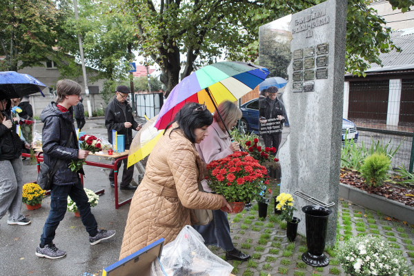 У п’яти ліцеях Вінниці відкрили пам’ятні знаки на честь полеглих воїнів-випускників