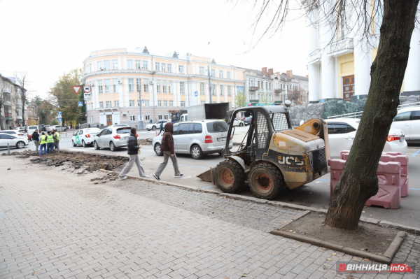 У центрі Вінниці біля облради звужують пішохідний перехід