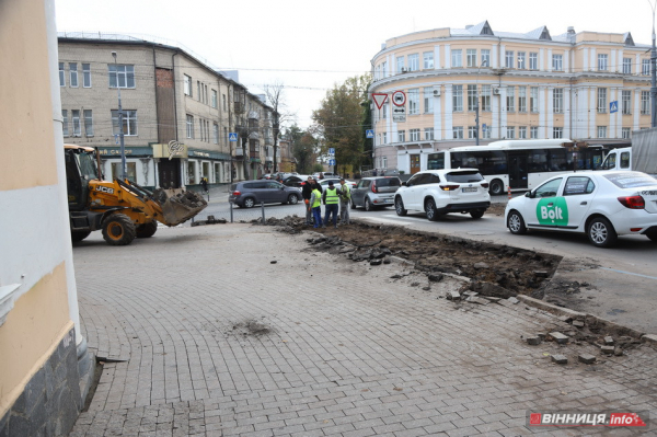 У центрі Вінниці біля облради звужують пішохідний перехід
