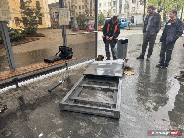 У центрі Вінниці машина в’їхала у зупинку з людьми: відео