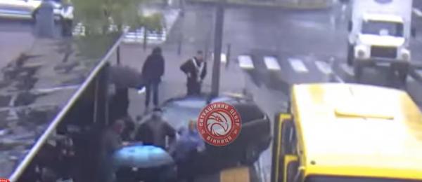 У центрі Вінниці машина в’їхала у зупинку з людьми: відео