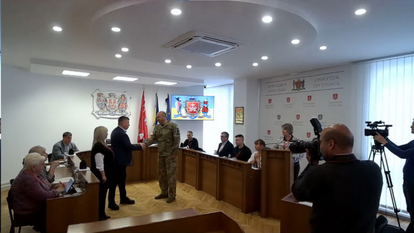 Ветерану війни з Вінниці вручили сертифікат на придбання авто Ветерану війни з Вінниці вручили сертифікат на придбання авто