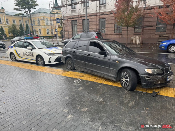 У центрі Вінниці машина в’їхала у зупинку з людьми: відео