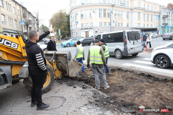 У центрі Вінниці біля облради звужують пішохідний перехід