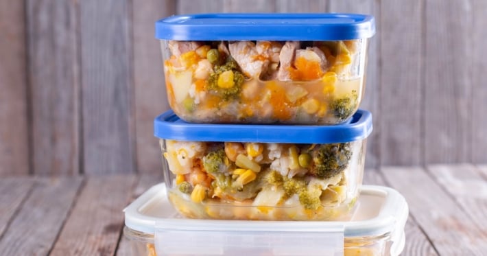 Какие продукты не стоит хранить в пластиковых контейнерах
