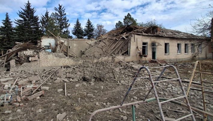 Разбомбили детский сад: враг сбросил 4 КАБа на село в Запорожской области