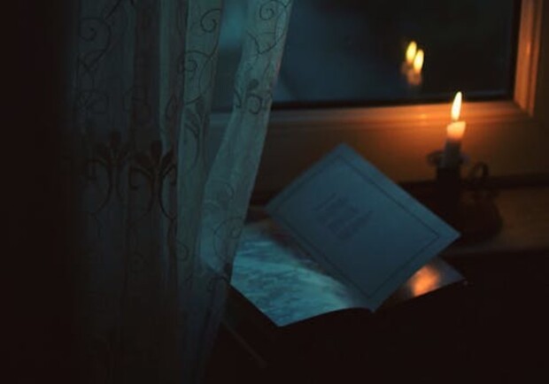 Свеча горит в темноте. 