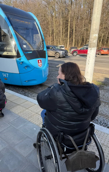 У Вінниці оновлюють зупинку біля трамвайного депо