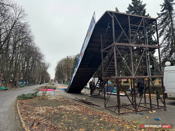 Тюбінг-гірку для поїздок з «вітерцем» встановлюють у центральному парку Вінниці Тюбінг-гірку для поїздок з «вітерцем» встановлюють у центральному парку Вінниці
