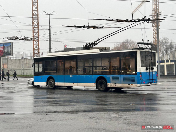 Дощ, туман й зупинка трамваїв — Вінниця вранці розтяглась у заторах: фото