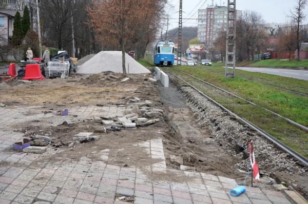 У Вінниці оновлюють зупинку біля трамвайного депо