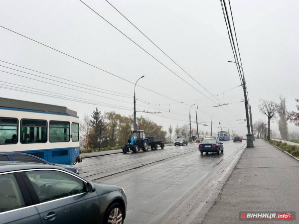 Дощ, туман й зупинка трамваїв — Вінниця вранці розтяглась у заторах: фото