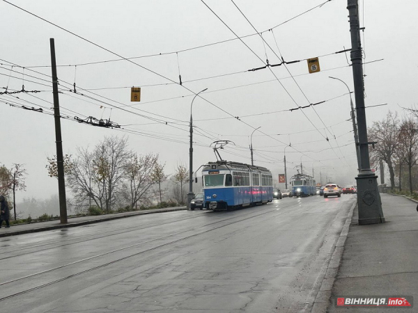 Дощ, туман й зупинка трамваїв — Вінниця вранці розтяглась у заторах: фото