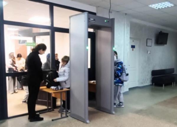 У вінницьких школах встановлюють рамки металодетекторів У вінницьких школах встановлюють рамки металодетекторів