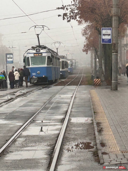 Дощ, туман й зупинка трамваїв — Вінниця вранці розтяглась у заторах: фото