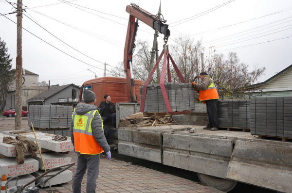 У Вінниці оновлюють зупинку біля трамвайного депо