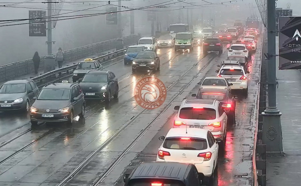 Дощ, туман й зупинка трамваїв — Вінниця вранці розтяглась у заторах: фото