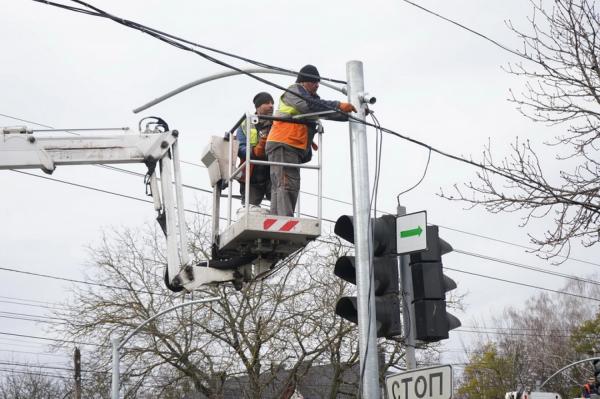 На Київській ставлять нові світлофори для пішоходів