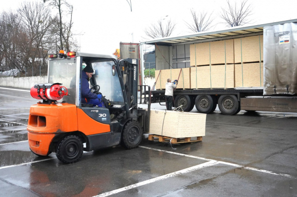 Вінниця передала Балаклії тисячу OSB-плит для ліквідації наслідків обстрілів рф