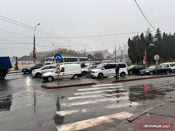 Дощ, туман й зупинка трамваїв — Вінниця вранці розтяглась у заторах: фото