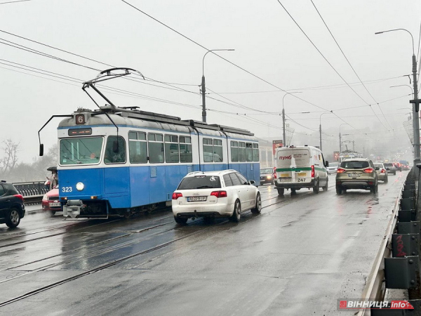 Дощ, туман й зупинка трамваїв — Вінниця вранці розтяглась у заторах: фото