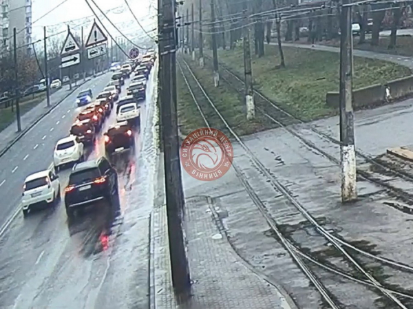 Дощ, туман й зупинка трамваїв — Вінниця вранці розтяглась у заторах: фото