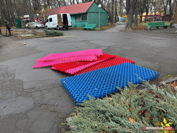 Тюбінг-гірку для поїздок з «вітерцем» встановлюють у центральному парку Вінниці Тюбінг-гірку для поїздок з «вітерцем» встановлюють у центральному парку Вінниці