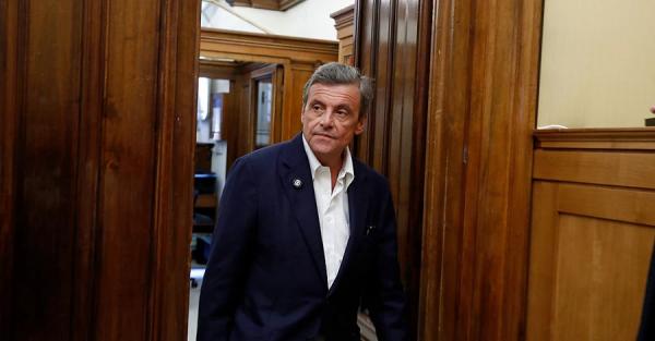 Сенатор Італії Календа набив татуювання на руці з гербом України