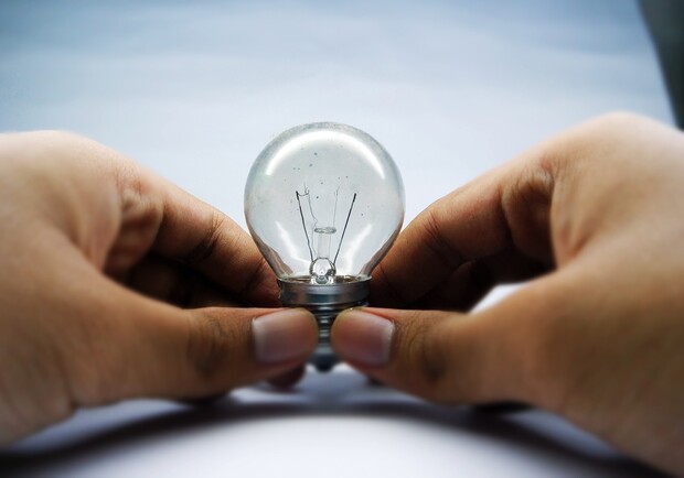 Лампочка в руках. 