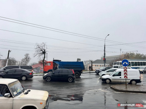 Дощ, туман й зупинка трамваїв — Вінниця вранці розтяглась у заторах: фото