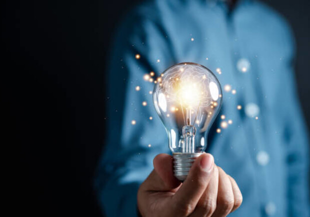 Лампочка в руке. 