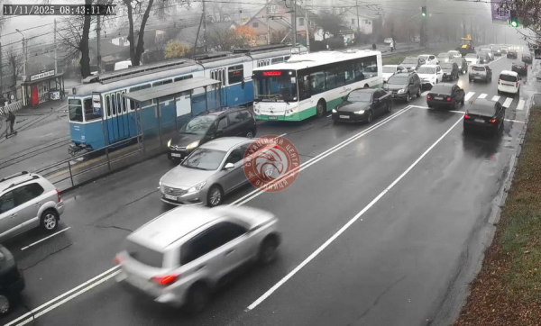 Дощ, туман й зупинка трамваїв — Вінниця вранці розтяглась у заторах: фото