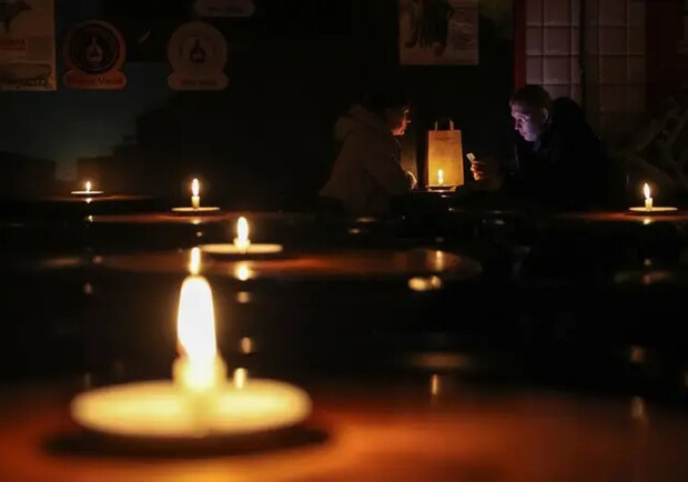 Люди во время отключения света. 