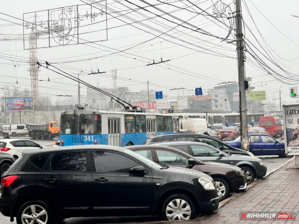 Дощ, туман й зупинка трамваїв — Вінниця вранці розтяглась у заторах: фото