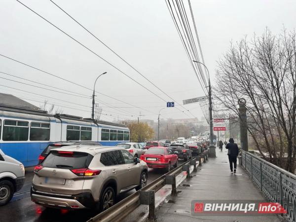 Дощ, туман й зупинка трамваїв — Вінниця вранці розтяглась у заторах: фото